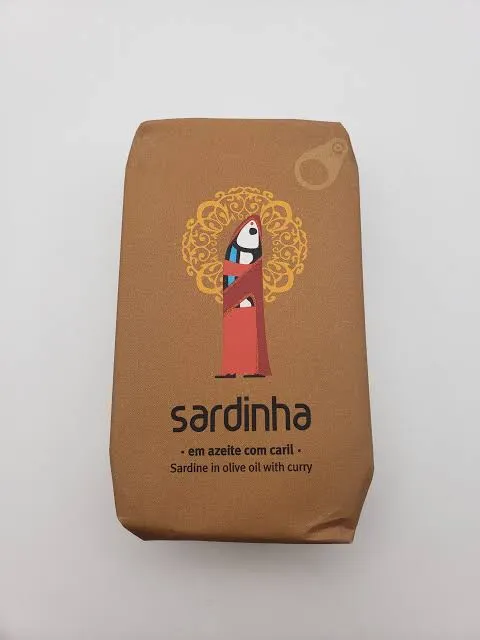 Sardinha / A Banca da Sardinha « Sardines à l’Huile d’Olive & Curry » Boite Brune 120g — Sardines Portugaises au Curry